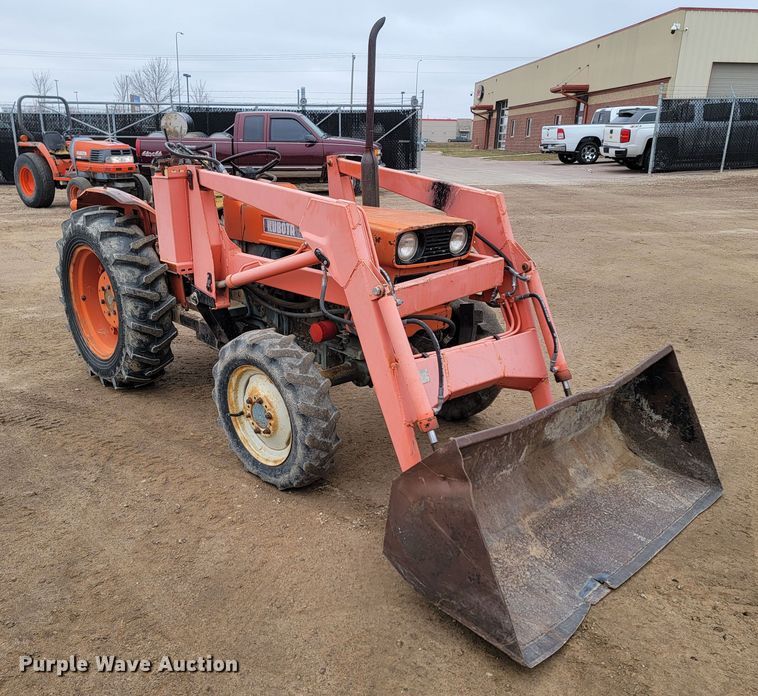 image for item LL9727 Kubota L275  MFWD tractor
