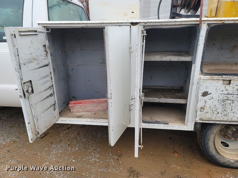 image for item LN9752 1999 Ford F550 Super Duty  utility / service truck