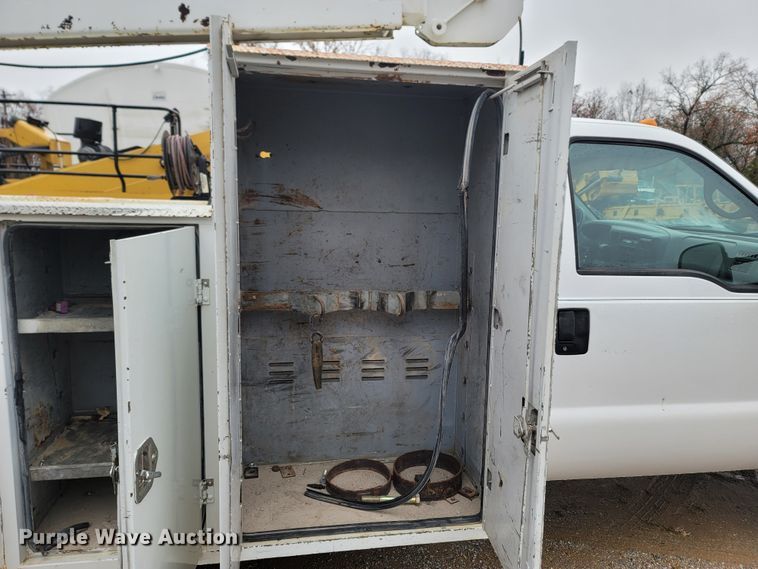 image for item LN9752 1999 Ford F550 Super Duty  utility / service truck