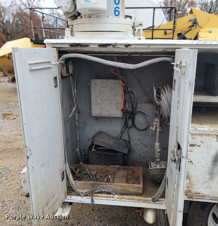 image for item LN9752 1999 Ford F550 Super Duty  utility / service truck