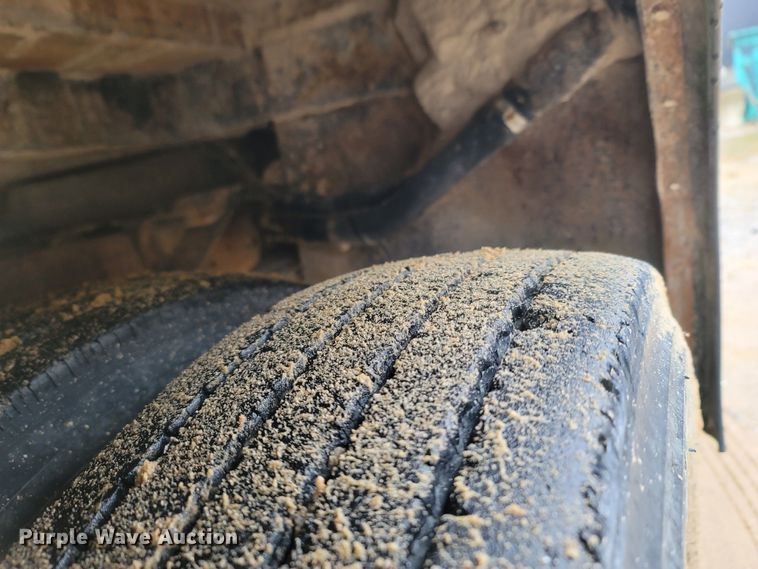 image for item LN9752 1999 Ford F550 Super Duty  utility / service truck