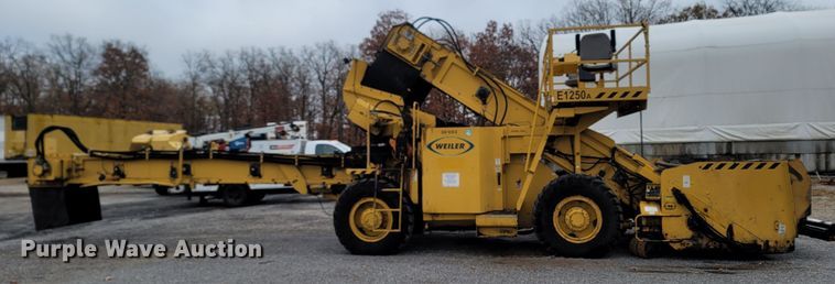 image for item LN9753 Weiler E1250A  shuttle buggy material transfer vehicle