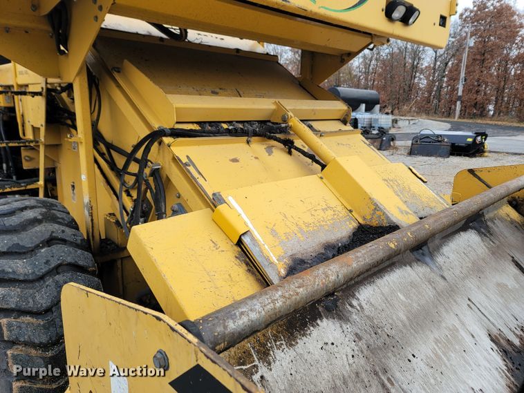 image for item LN9753 Weiler E1250A  shuttle buggy material transfer vehicle