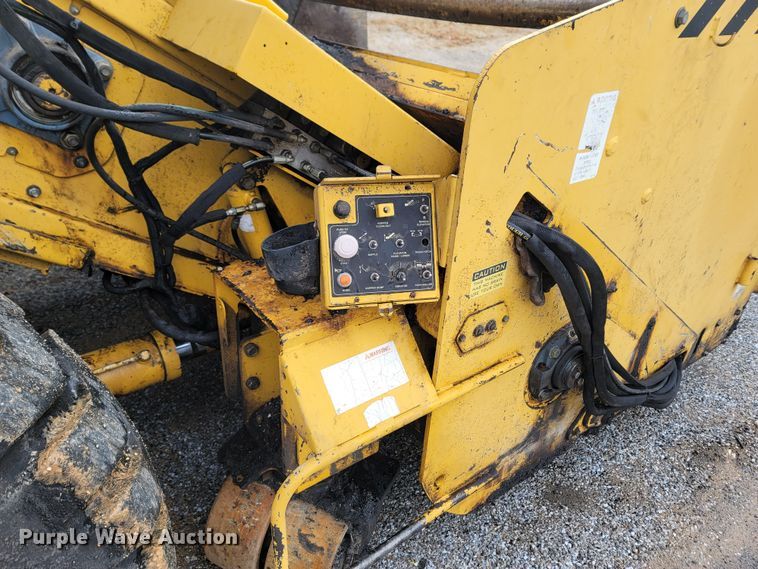 Weiler E1250A shuttle buggy material transfer vehicle in Cassville, MO
