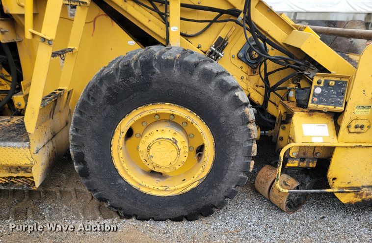 image for item LN9753 Weiler E1250A  shuttle buggy material transfer vehicle