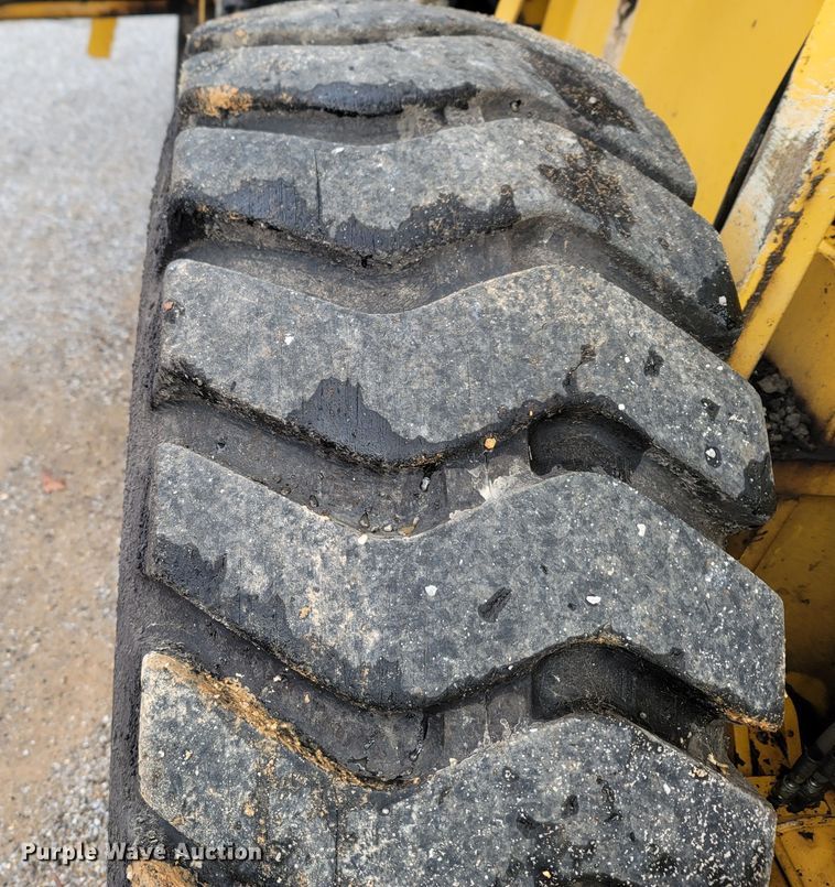 image for item LN9753 Weiler E1250A  shuttle buggy material transfer vehicle