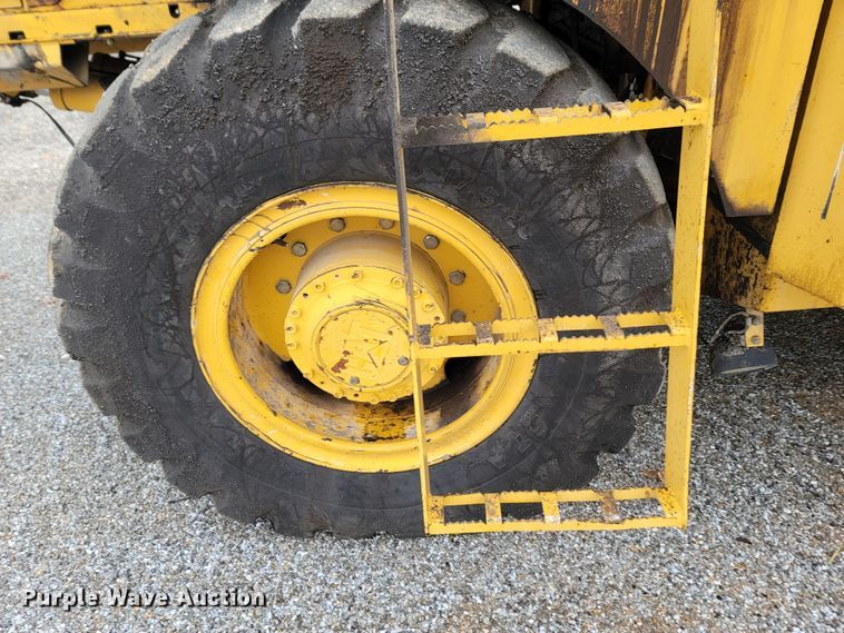 image for item LN9753 Weiler E1250A  shuttle buggy material transfer vehicle