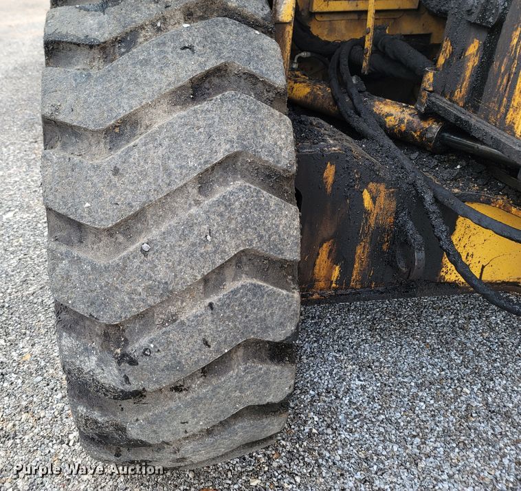 image for item LN9753 Weiler E1250A  shuttle buggy material transfer vehicle