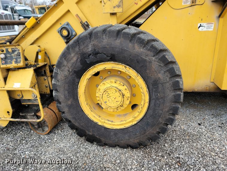 Weiler E1250A shuttle buggy material transfer vehicle in Cassville, MO