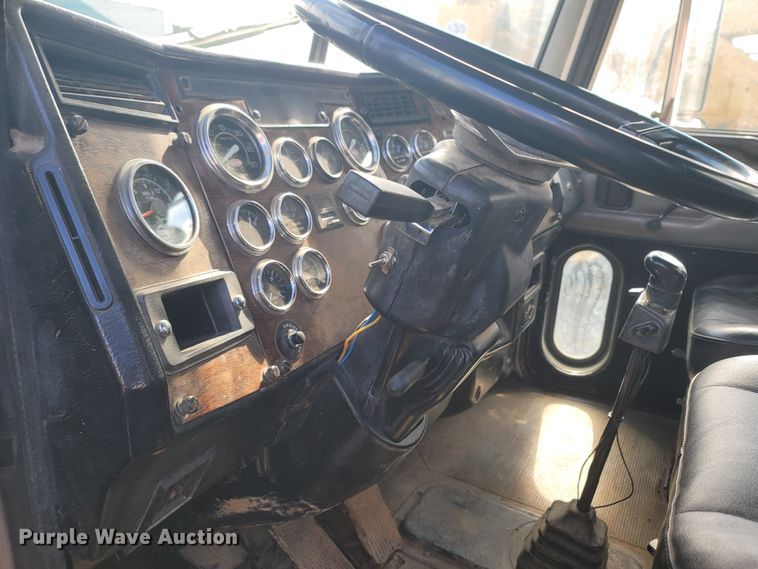 image for item LN9756 1999 Peterbilt 378  pressure digger derrick truck