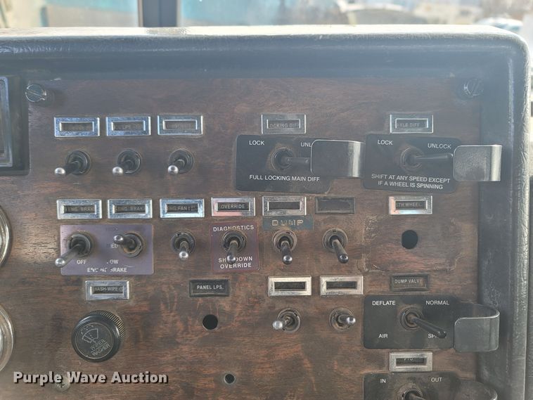 image for item LN9756 1999 Peterbilt 378  pressure digger derrick truck