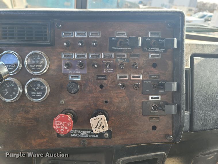 image for item LN9756 1999 Peterbilt 378  pressure digger derrick truck