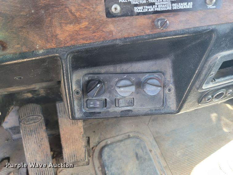 image for item LN9756 1999 Peterbilt 378  pressure digger derrick truck