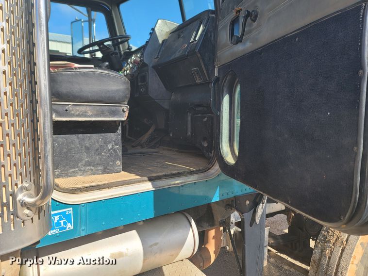 image for item LN9756 1999 Peterbilt 378  pressure digger derrick truck