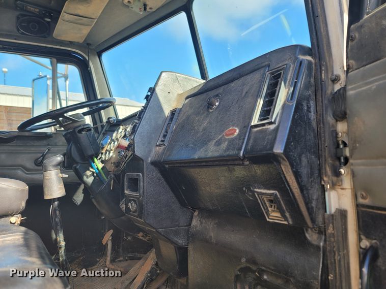 image for item LN9756 1999 Peterbilt 378  pressure digger derrick truck