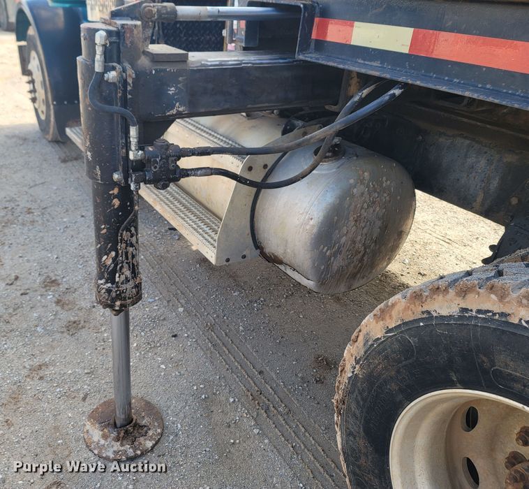 image for item LN9756 1999 Peterbilt 378  pressure digger derrick truck