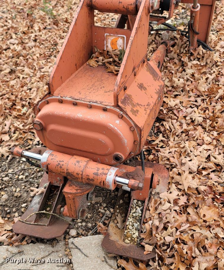 image for item LN9779 1982 Ditch Witch R30  trencher