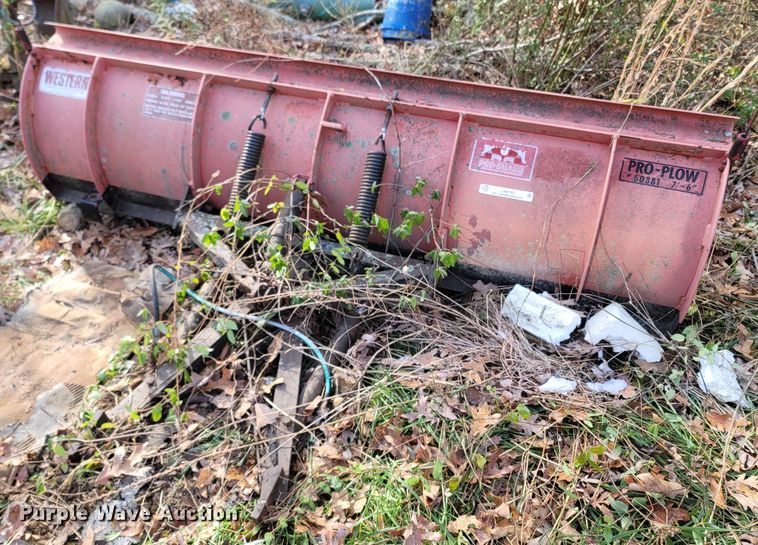 image for item LN9782 Western Pro Plow 60381  snow plow