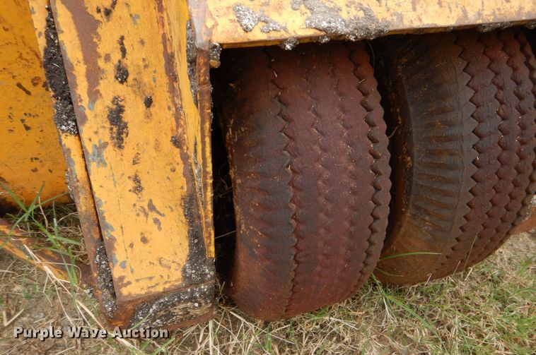 image for item LS9899 LeeBoy  paver