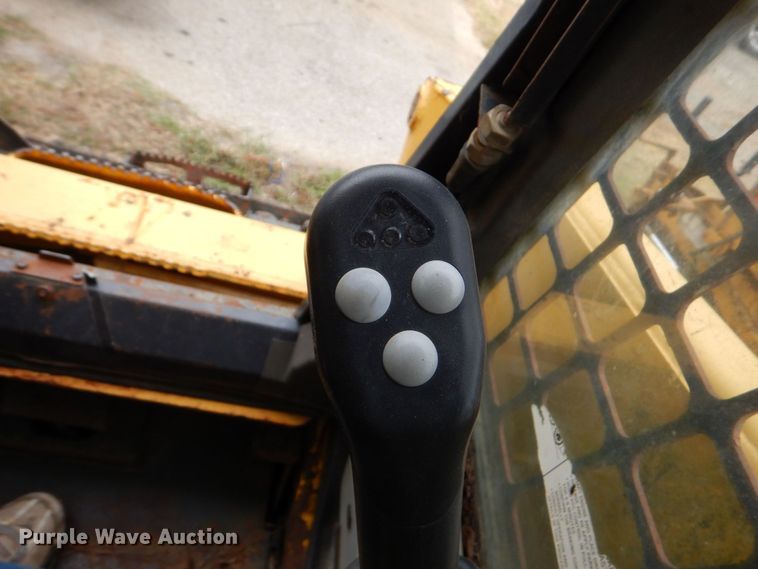 image for item LS9900 2007 Komatsu SK1020  skid steer loader