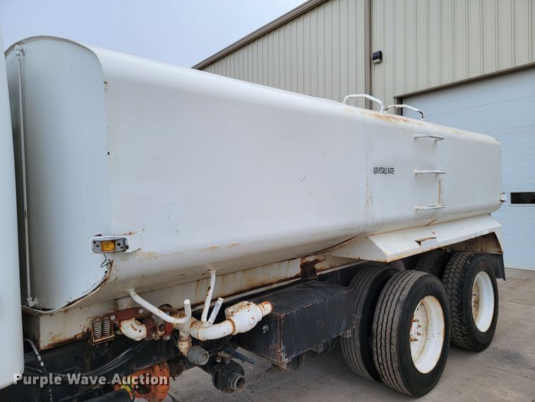 image for item ME9564 1986 GMC  water truck