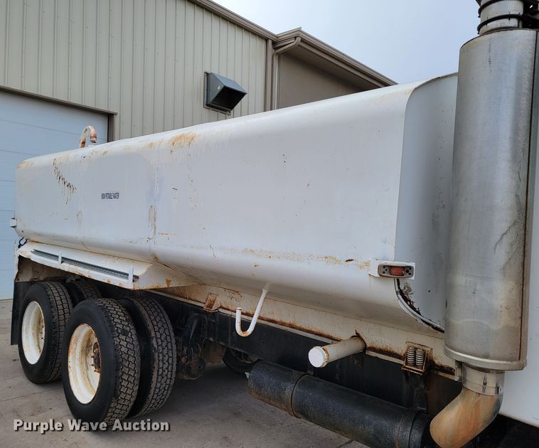 image for item ME9564 1986 GMC  water truck