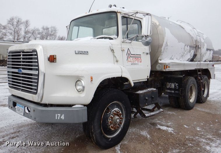 image for item MJ9853 1989 Ford L9000  water truck