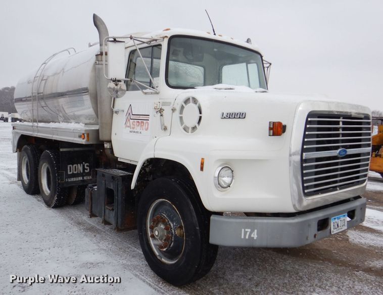 image for item MJ9853 1989 Ford L9000  water truck