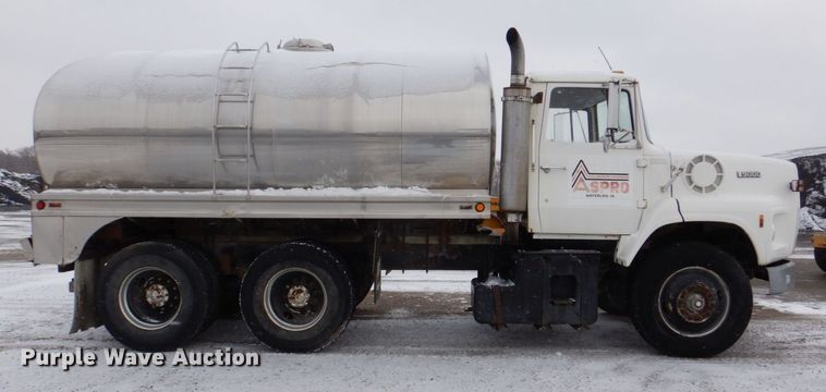 image for item MJ9853 1989 Ford L9000  water truck