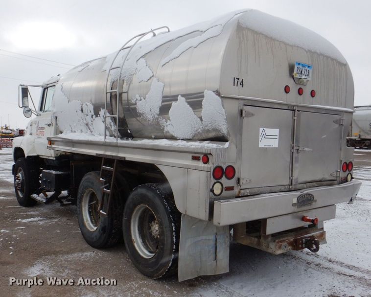 image for item MJ9853 1989 Ford L9000  water truck