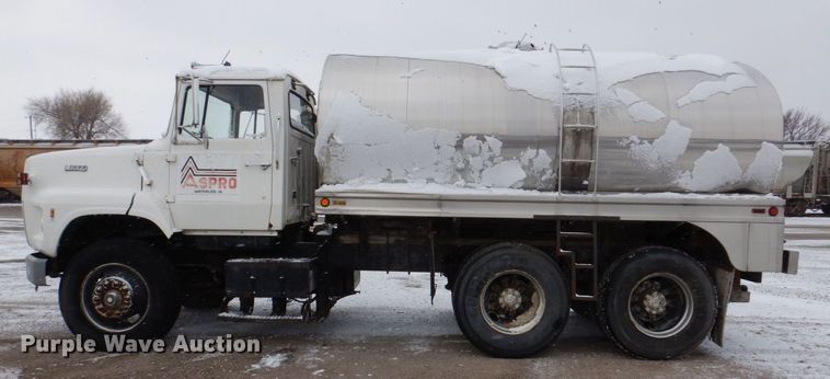 image for item MJ9853 1989 Ford L9000  water truck