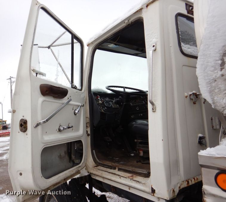 image for item MJ9853 1989 Ford L9000  water truck