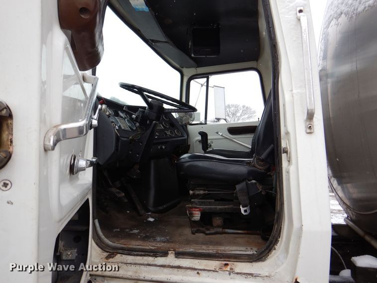 image for item MJ9853 1989 Ford L9000  water truck