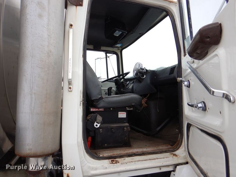 image for item MJ9853 1989 Ford L9000  water truck