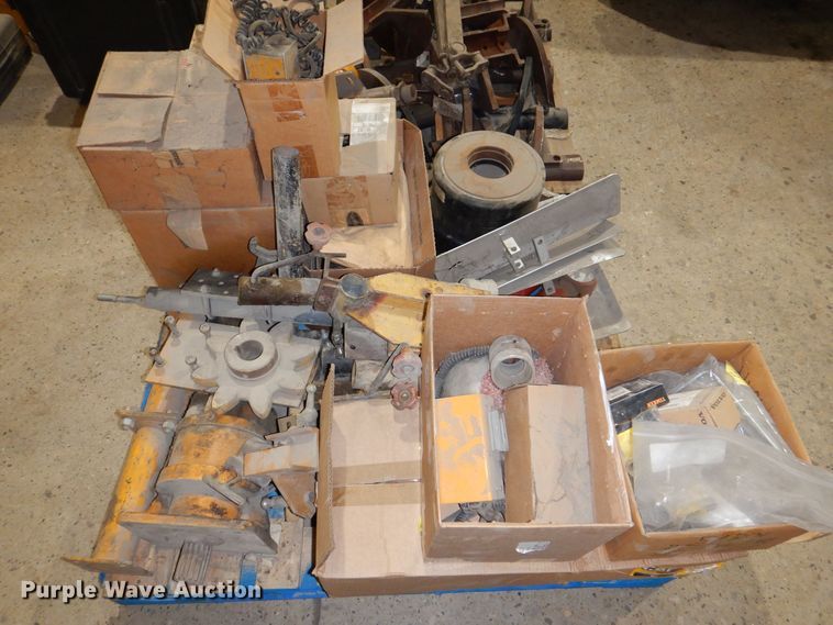 image for item MJ9856 2004 Blaw-Knox PF-5510  paver