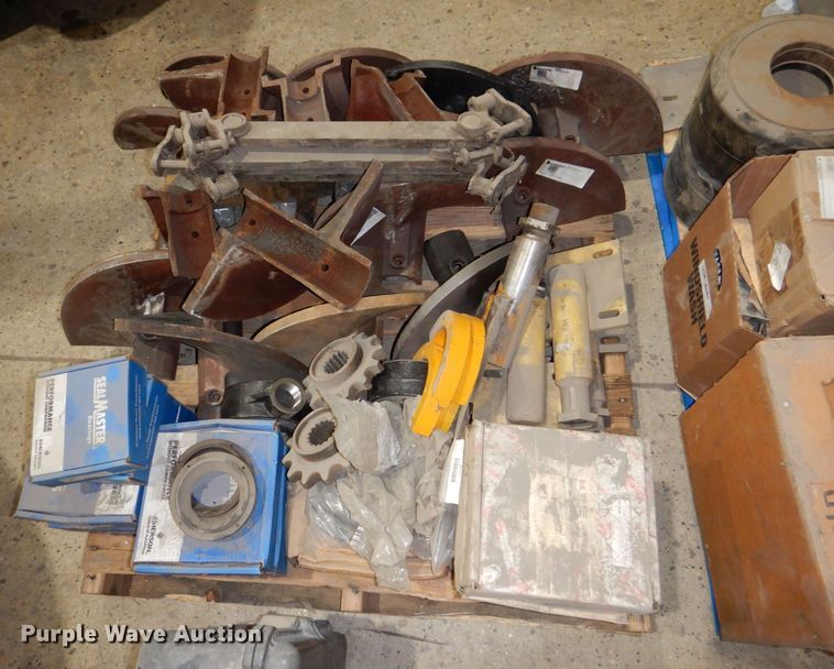 image for item MJ9856 2004 Blaw-Knox PF-5510  paver