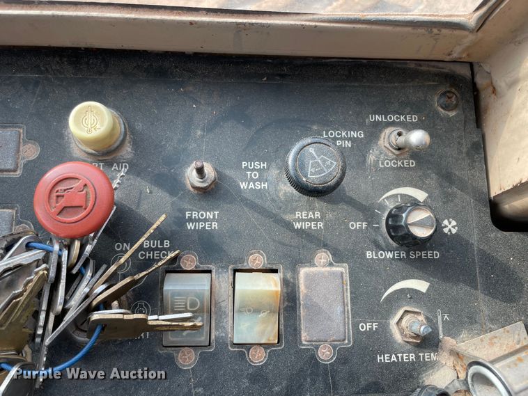 image for item MR9507 1986 John Deere 770B  motor grader