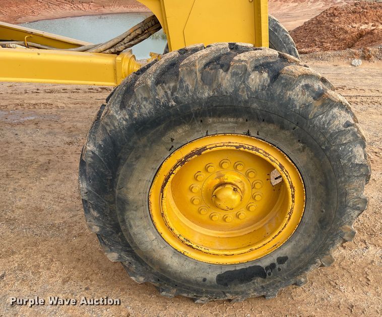 image for item MR9507 1986 John Deere 770B  motor grader