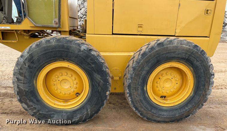 image for item MR9507 1986 John Deere 770B  motor grader