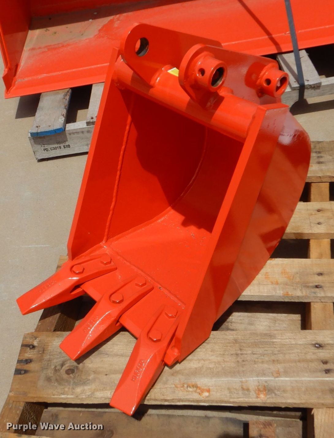 Kubota BT1952A mini excavator bucket in Grapevine, TX Item LS9813