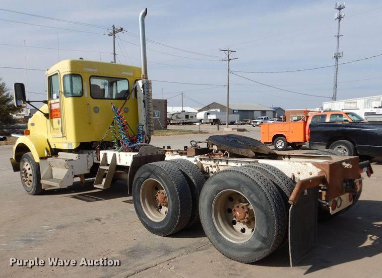 image for item DK0989 1999 Kenworth T800B  semi truck