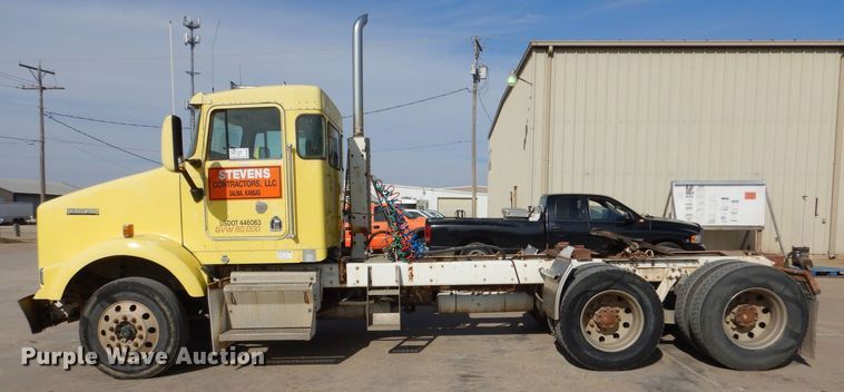 image for item DK0989 1999 Kenworth T800B  semi truck