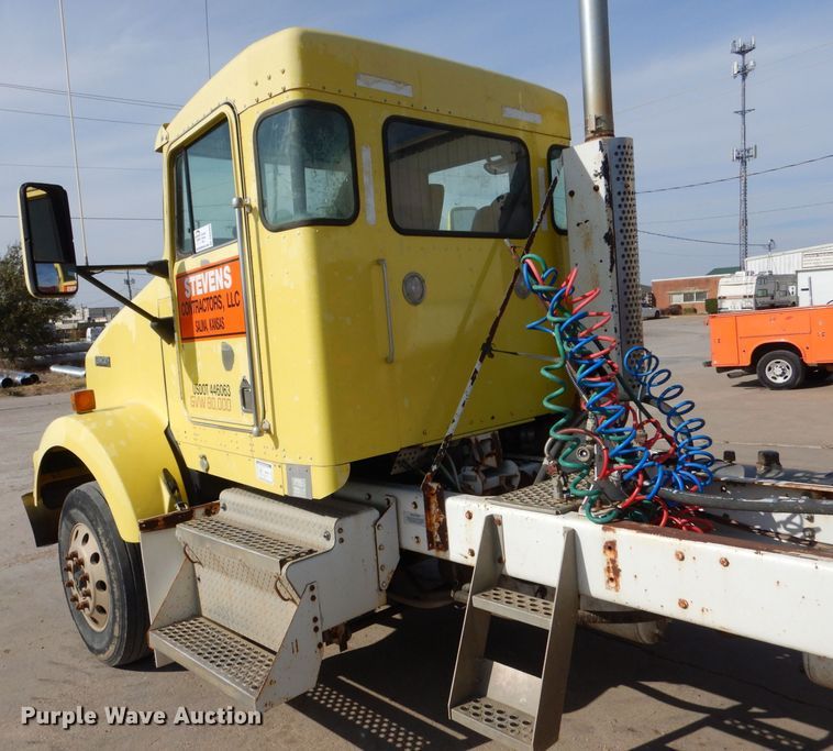 image for item DK0989 1999 Kenworth T800B  semi truck