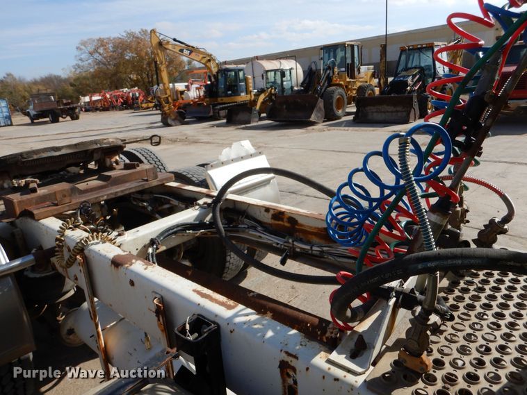 image for item DK0989 1999 Kenworth T800B  semi truck