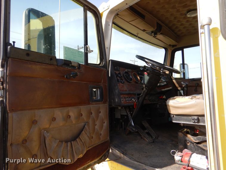 image for item DK0989 1999 Kenworth T800B  semi truck