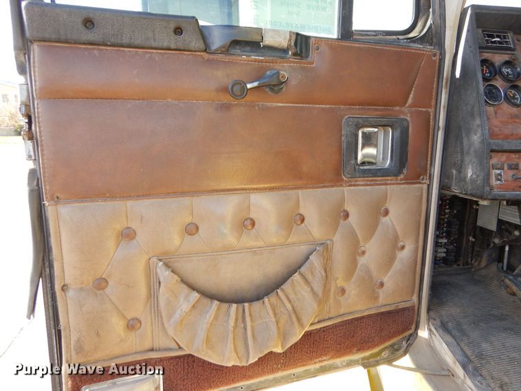 image for item DK0989 1999 Kenworth T800B  semi truck