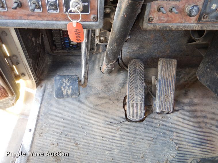 image for item DK0989 1999 Kenworth T800B  semi truck