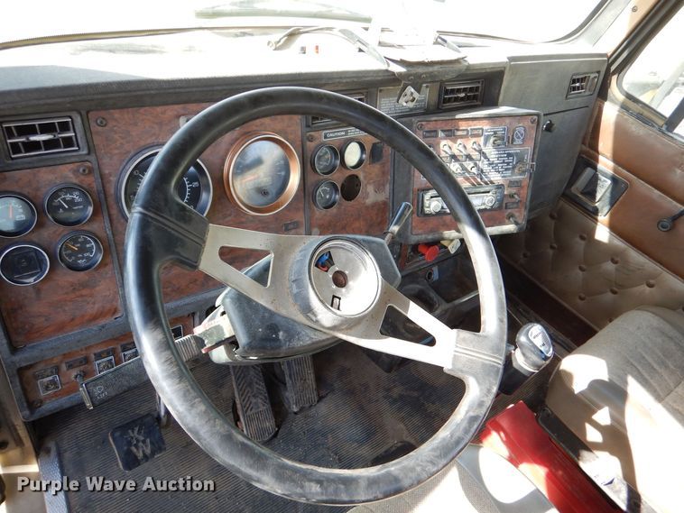 image for item DK0989 1999 Kenworth T800B  semi truck