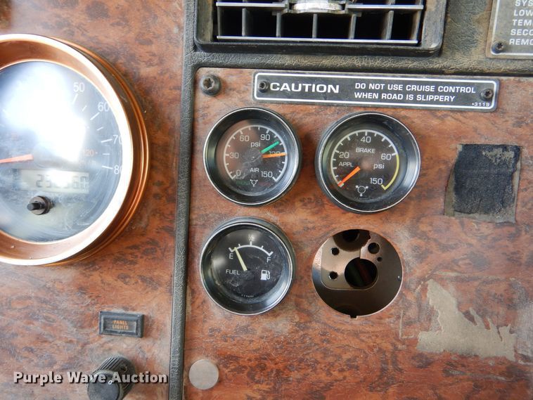 image for item DK0989 1999 Kenworth T800B  semi truck