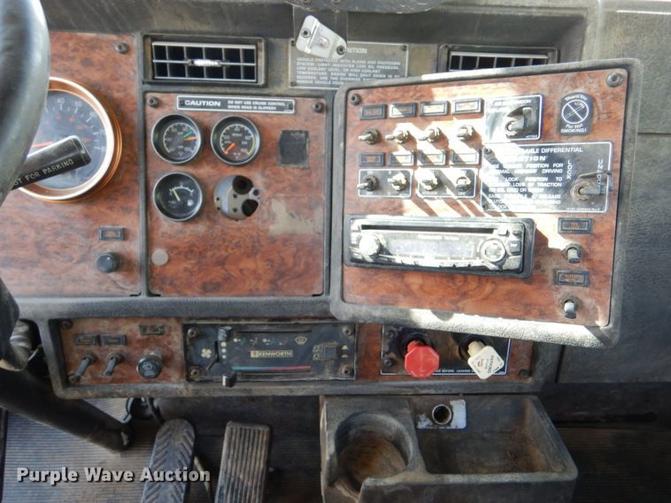 image for item DK0989 1999 Kenworth T800B  semi truck